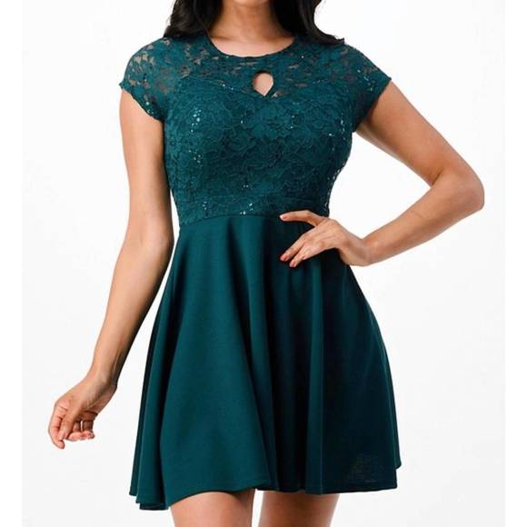 LA SCALA Dresses & Skirts - NEW LA SCALA short sleeve lace top skater dress in hunter green